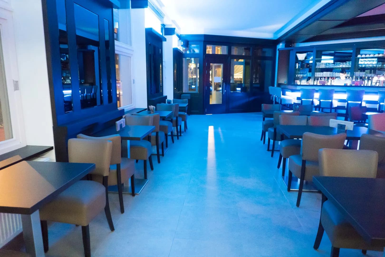 La salle du Metropole en enfilade, du comptoir jusqu'à l'entrée