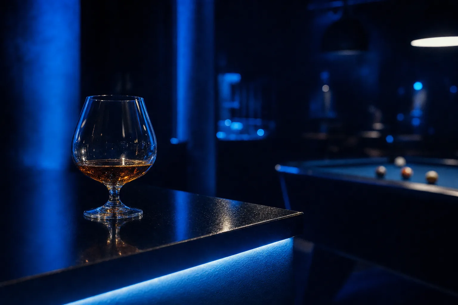 Un verre de cognac ambré, tard le soir