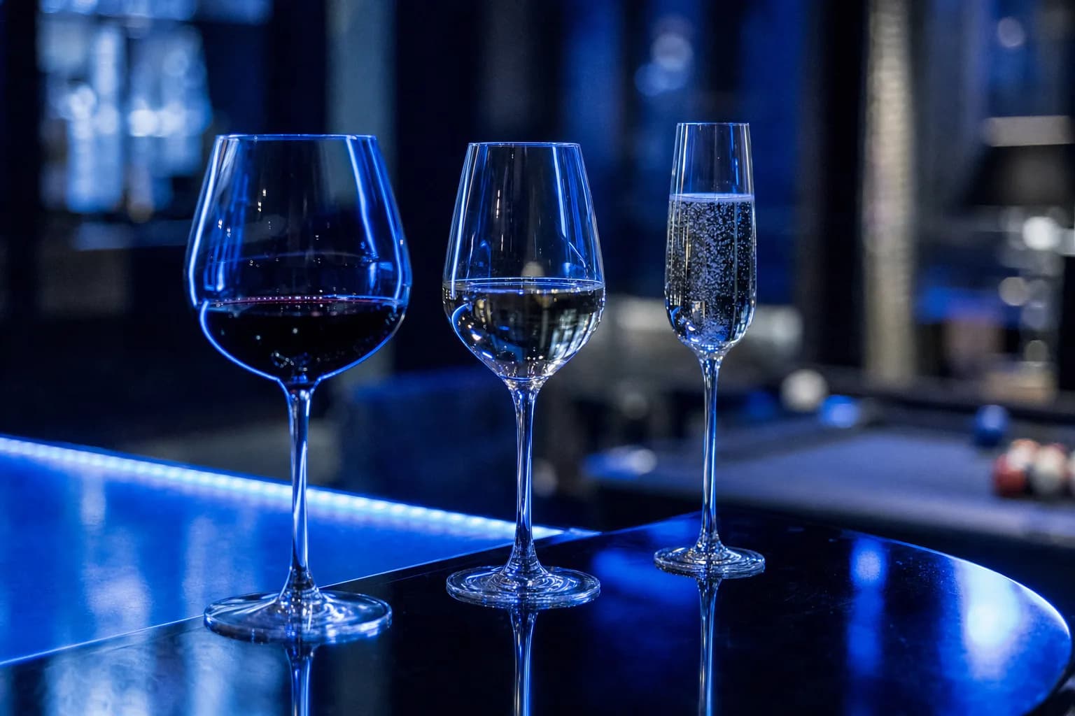 Un verre de vin rouge, un verre de vin blanc et une flûte de champagne